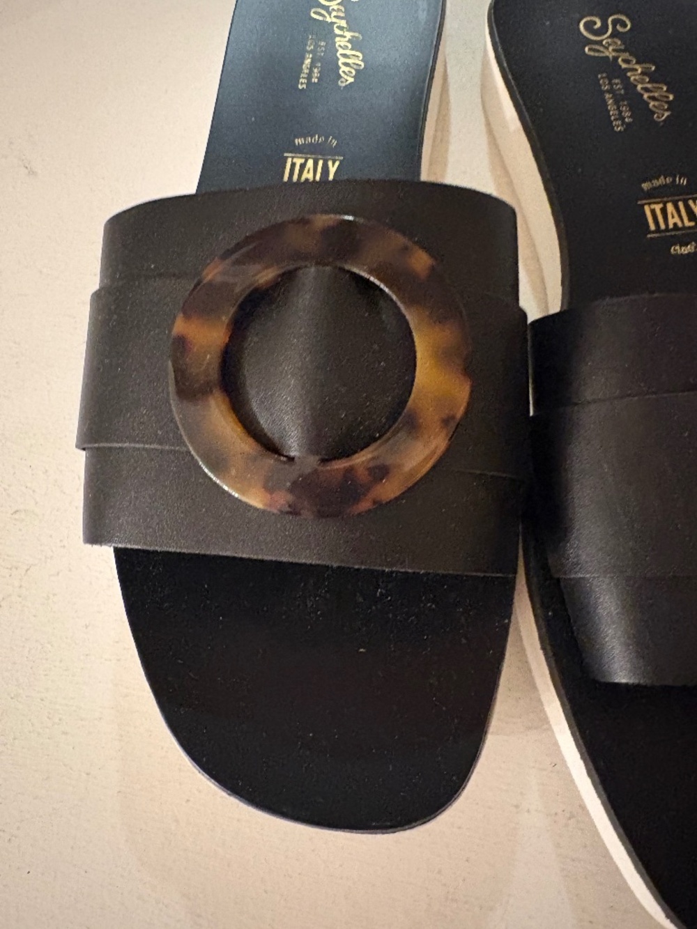 Seychelles slides black with tortoise shell ring